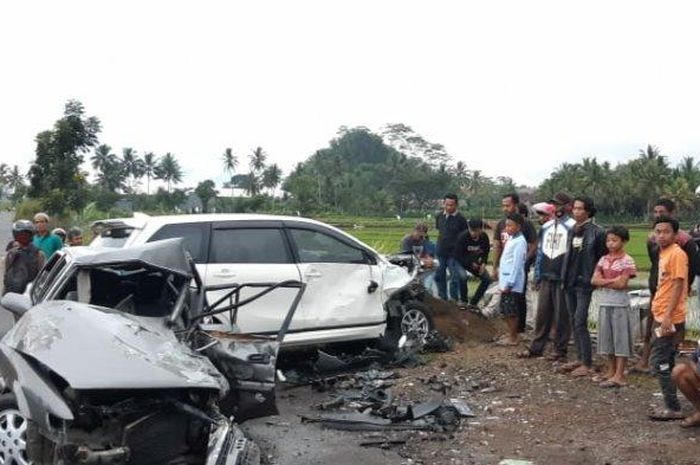 Tabrakan antara Toyota Corolla Twincam dengan Daihatsu Xenia di Jalan Mangin, Kota Tasikmalaya, Selasa (15/12/2020) sore.