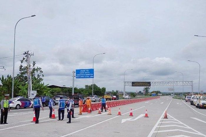 Uji coba arus lalu lintas pda exit tol Solo-Ngawi di Kebakkramat, Selasa (15/12/2020) lalu.