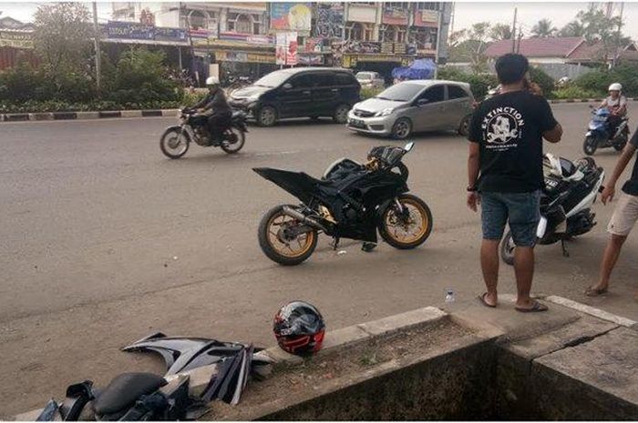 Yamaha YZF-R15 ambyar terjang pintu bagasi Toyota Kijang Kapsul di depan Polrestabes Palembang