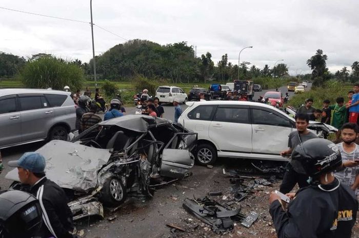 Toyota Corolla SE Limited dan Daihatsu Xenia saling terjang di Jl Mangin, kota Tasikmalaya, Jawa Barat