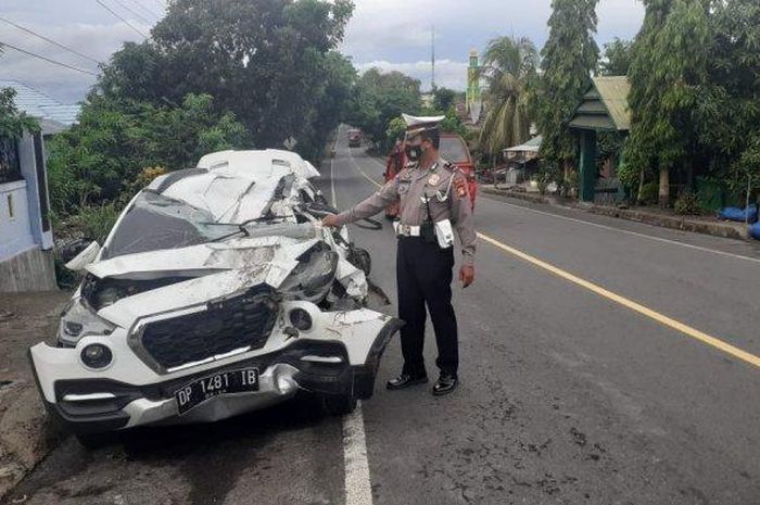 Datsun Cross acak-acakan, bodi depan sampai belakang semrawut hingga atap dan kabin ambles usai senggol ban truk di Jeneponto