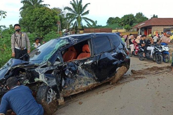 Honda Jazz terkoyak usai ditampar kereta api Putri Deli di Bagelen, Padang Hilir, kota Tebing Tinggi, Sumatera Utara