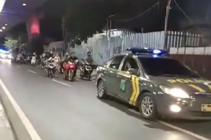 24 Bikers terciduk aksi balap liar di Jalan Pangeran Antasari, Cipete Selatan Cilandak, Jakarta Selatan, dorong motor dari Antasari ke Polsek Cilandak, Kamis (17/12/2020)