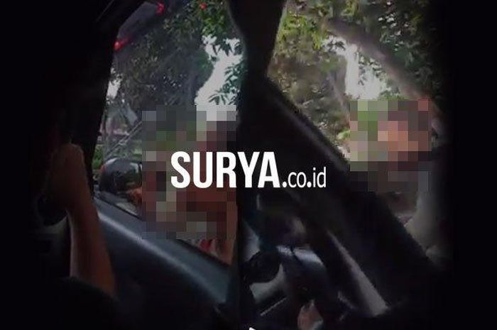 Rekaman video anak jalanan maksa minta duit sampai gedor kaca, tendang bodi dan buka pintu