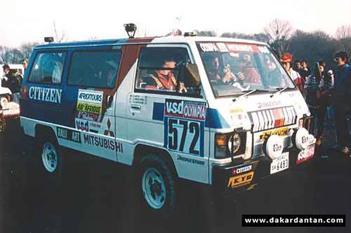 Mitsubishi L300 bikin heboh gara-gara pengemudi diikat di bak belakang, ternyata mobilnya pernah ikut Reli Paris Dakar