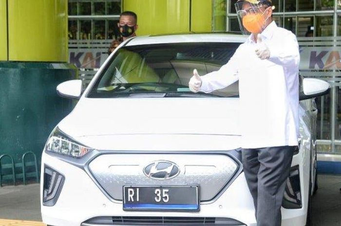  Menteri Perhubungan, Budi Karya Sumadi gunakan mobil listrik Hyundai Ioniq.