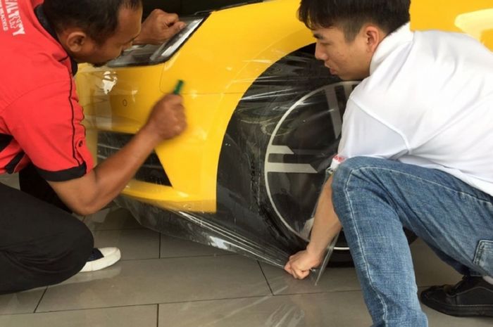 Ilustrasi pemasangan PPF di bodi mobil