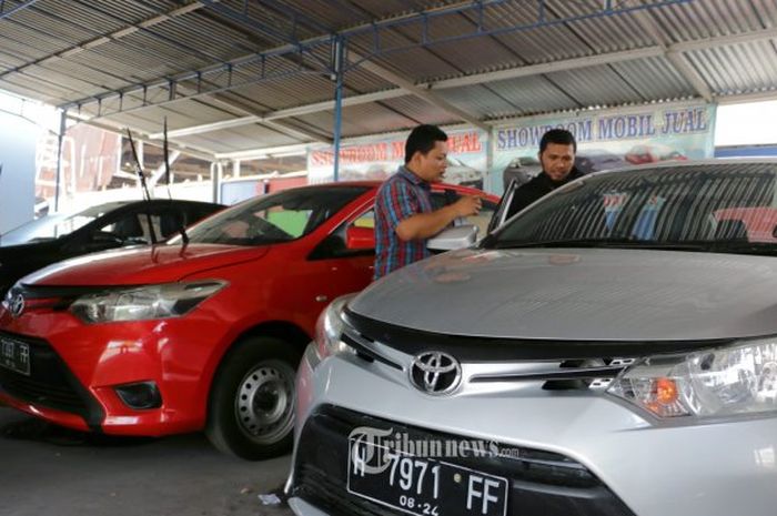 jajaran mobil bekas yang ada di dealer mobkas di kawasan Semarang Jawa Tengah.