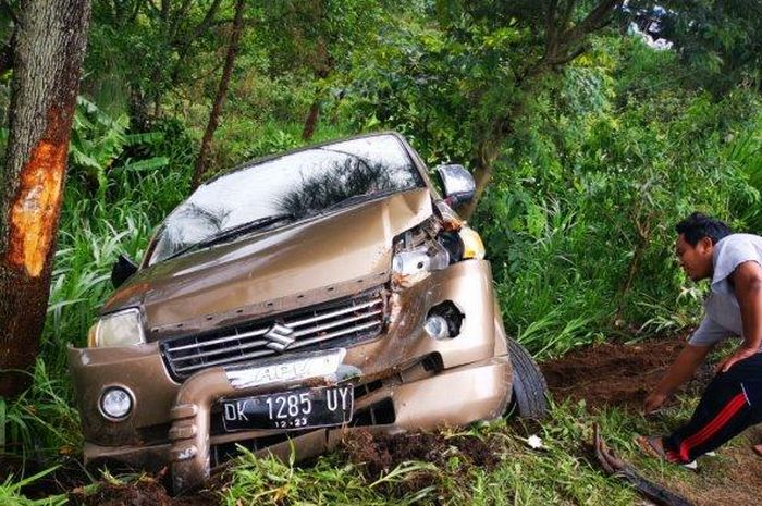 Suzuki APV terperosok ke tebing hutan akibat ikut mobil di depan belok ke kanan di Kintamani, Bangli, Bali