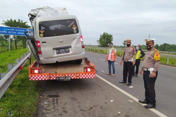 Daihatsu Gran Max terlibat kecelakaan di tol Cipali