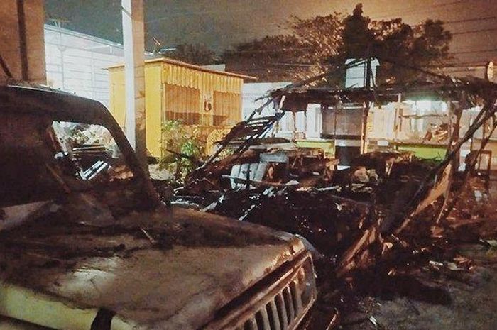 Suzuki Jimny gosong, bodi melepuh dijilat kobaran api yang menghanguskan warkop di Indragiri Hilir, Riau