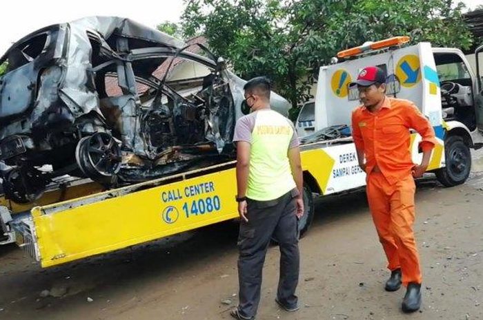 Toyota Agya terbakar bersama dengan pengemudi