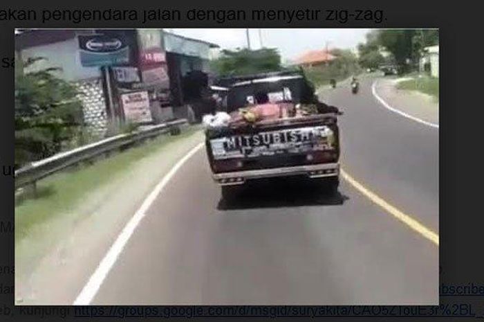 Mitsubishi L300 zig-zag di jalan raya