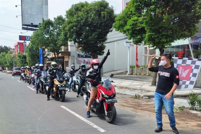 pemberangkatan bikers Honda ADV150 oleh MPM Honda Jatim.