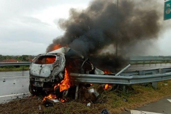 Toyota Agya hantam pembatas jalan dan hangus terbakar di Exit Tol Pungkruk, Desa Jetak, Kecamatan Sidoharjo, Kabupaten Sragen, Jawa Tengah, Jumat (18/12/2020) pukul 12.45 WIB.