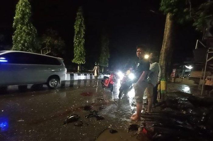 Yamaha Mio rusak parah setelah menghantam pembtas jalan dan pohon