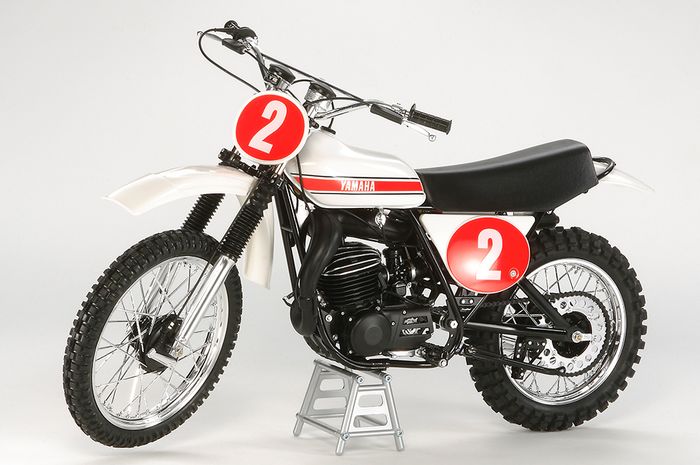 tampilan miniatur Yamaha YZ250 hasil rakitan Tamiya.