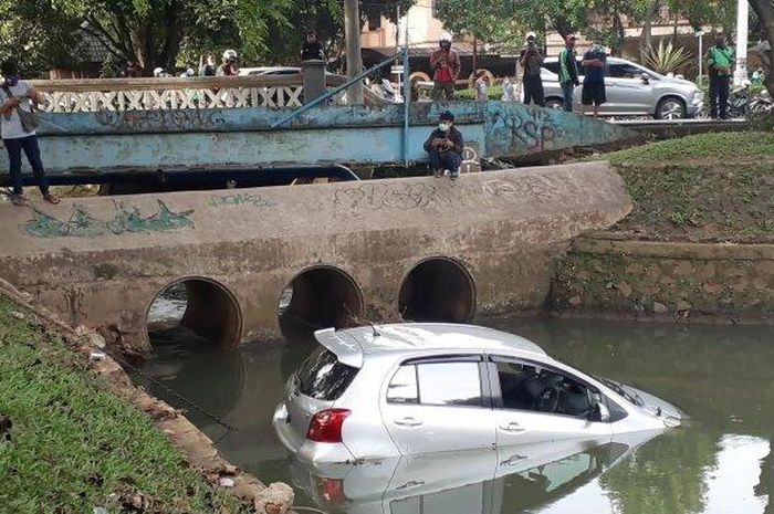 Mobil Toyota Yaris nyebur ke kali Bintaro, yang berlokasi di Jalan Maleo Raya, Bintaro Sektor IX, Pondok Aren, Tangerang Selatan (Tangsel), Sabtu (19/12/2020) petang.