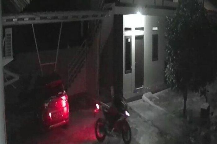 Rekaman CCTV sebuah indekos di Bandar Lampung saat dua maling beraksi secara mengendap-endap mengembat Yamaha R15