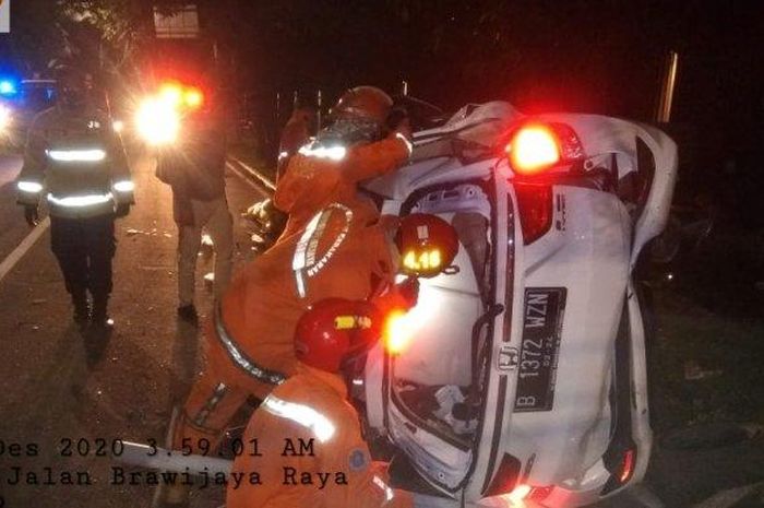 Petugas damkar Kebayoran Baru membantu mengevakuasi korban yang terlibat kecelakaan mobil di Jalan Brawijaya, Kebayoran Baru, Jakarta Selatan pada Senin (21/12/2020). 
