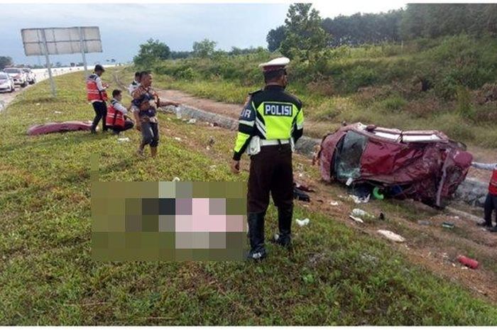 Suzuki Splash ringsek parah setelah terlibat kecelakaan di Palembang-Lampung