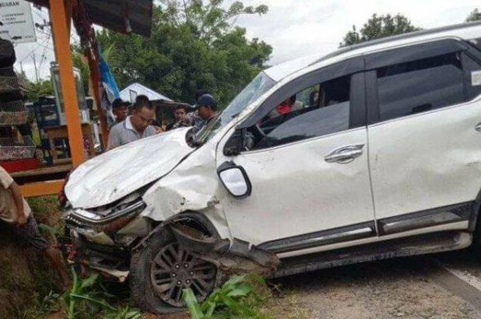 Toyota Fortuner laka maut dengan Honda Scoopy di jalan Trans Sulawesi, Salu Limbong, Marobo, Sabbang, Luwu Utara, Sulawesi Selatan