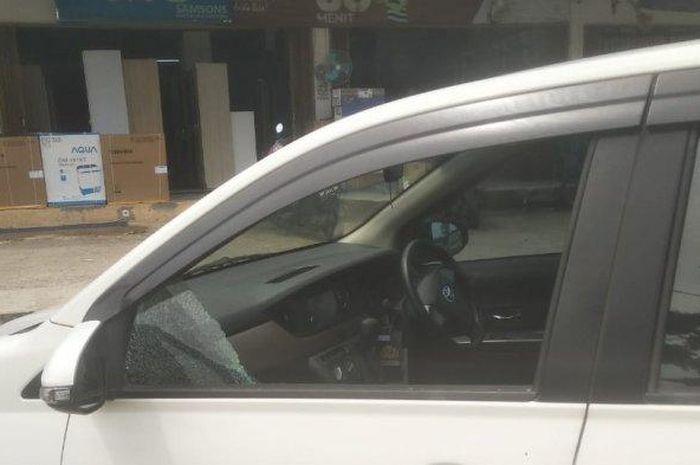Kaca mobil yang dipecah para komplotan pencuri