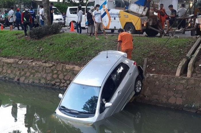Satu unit mobil terjun bebas di Kali Bintaro Sektor 9, Pondok Aren, Kota Tangsel (Warta Kota/Rizki Amana) 