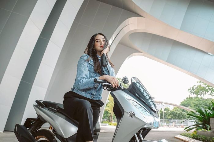 Anya Geraldine berpose di atas Yamaha Lexi S.