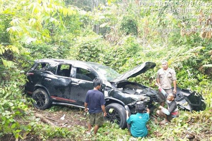 Toyota Fortuner dievakuasi dari dalam jurang sedalam 30 meter di Kuantan Mudik, Kuansing, Riau