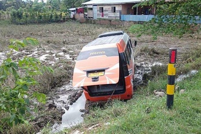 Isuzu Elf kecemplung sawah desa Pante, Syamtalira Aron, Aceh Utara hingga dua penumpang patah kaki tapi pengemudi kabur tak tanggung jawab