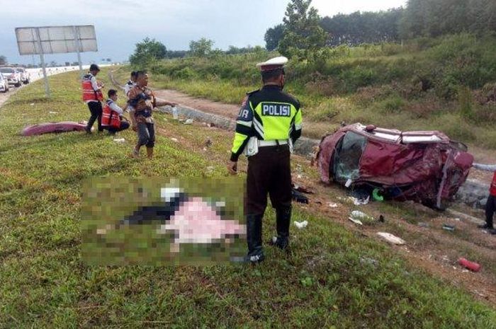 Suzuki Splash BG 1057 UA mengalami kecelakaan di ruas Tol Terpeka Km 169, Minggu (20/12/2020) sekitar pukul 16.12 WIB. Dalam peristiwa ini, satu orang meninggal dunia dan dua orang mengalami luka berat. 