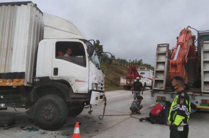 Evakuasi truk tronton Isuzu Giga yang ditabrak Toyota Limo di ruas tol Terpeka