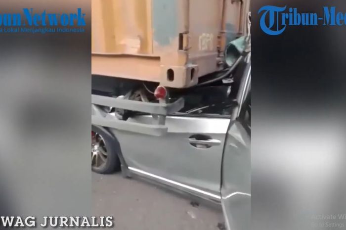 Honda BR-V menghujam belakang truk