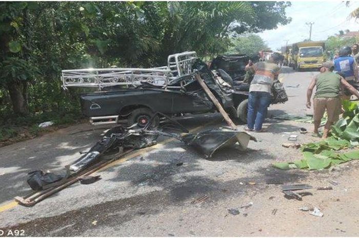 Mitsubishi Pikap L300 atap terkelupas setelah terlibat kecelakaan beruntun