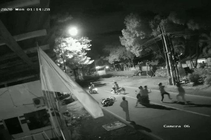Tangkapan layar CCTV diduga detik-detik aksi begal yang menimpa seorang remaja di Jalan Perjuangan, Bekasi Utara, Kota Bekasi, Senin (21/12/2020) dini hari. 