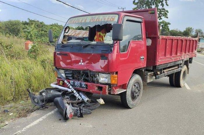 Honda Revo yang terseret aspal di kolong dump truk lantaran potong jalur di kecepatan 70-80 km/jam di kota Bontang, Kalimantan Timur