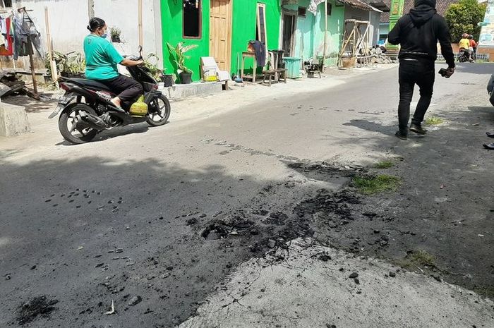 Aspal jalan desa di Dusun Krapyak IX, Margoagung, Seyegan, Sleman yang diduga dirusak oleh oknum pendukung salah satu calon pilihan lurah Margoagung, Seyegan, Sleman yang belum berhasil.(KOMPAS.COM/YUSTINUS WIJAYA KUSUMA)