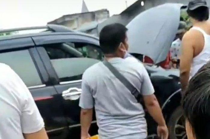 Mesin Toyota Rush tiba-tiba dililit ular di Medan Denai, Medan, Sumatera Utara