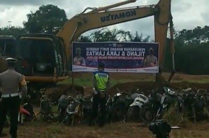 Pemusnahan barang bukti ranmor perkara tilang dan laka lantas dengan cara dikubur di Solok Selatan, Senin (21/12/2020). 