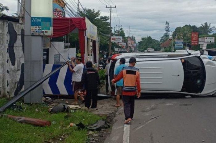 Suzuki Ertiga terguling, melintang bikin macet Jalan Raya Puncak Bogor usai hantam tiang telepon