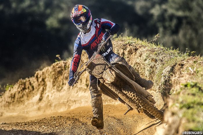 Alex Rins geber Suzuki RM-Z450