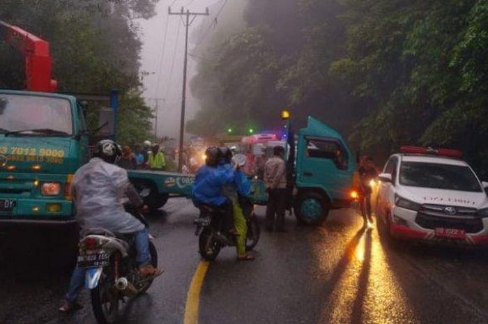 Proses evakuasi Mitsubishi Pajero Sport yang terperosok jurang di kawasan Bandar Baru, Sibolangit, Deli Serdang, Sumatera Utara