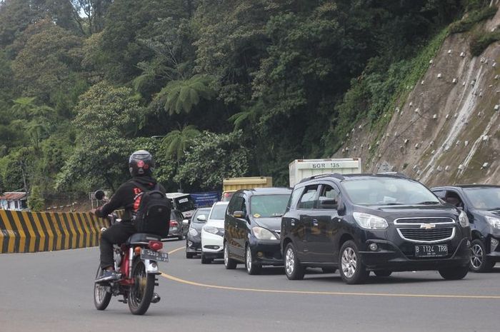Kemacetan kendaraan di jalur Puncak Cianjur, Jawa Barat(KOMPAS.com/FIRMAN TAUFIQURRAHMAN)
