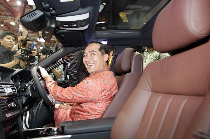 Muhammad Lutfi menaiki mobil Mercedes-Benz tipe E-400 di acara Indonesia International Motor Show (IIMS) 2014.