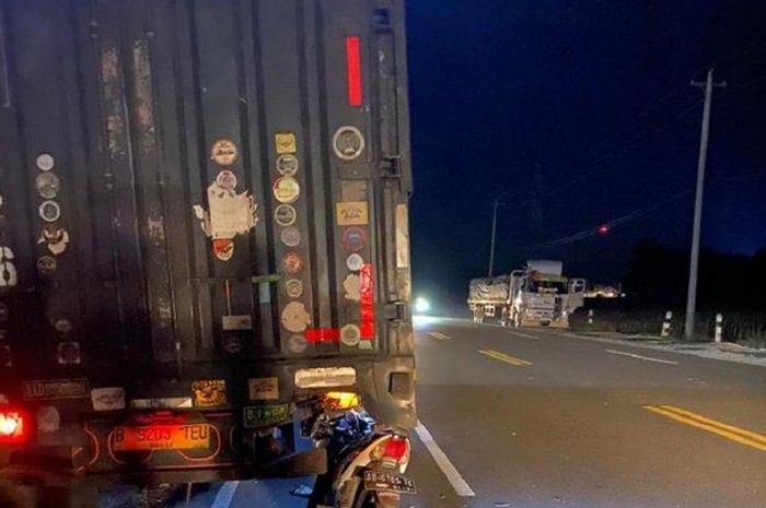 Honda Supra X menancap masuk di kolong truk