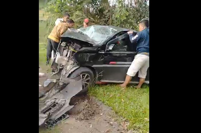 Daihatsu Sigra hancur terpotong kontra Xenia di Padang Lawasa Utara