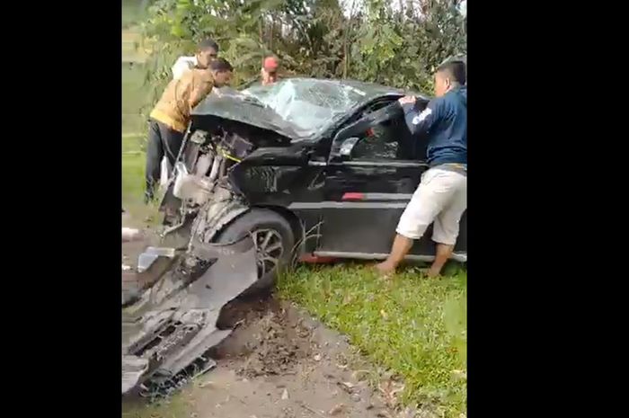 Daihatsu Sigra hancur terpotong kontra Xenia di Padang Lawasa Utara