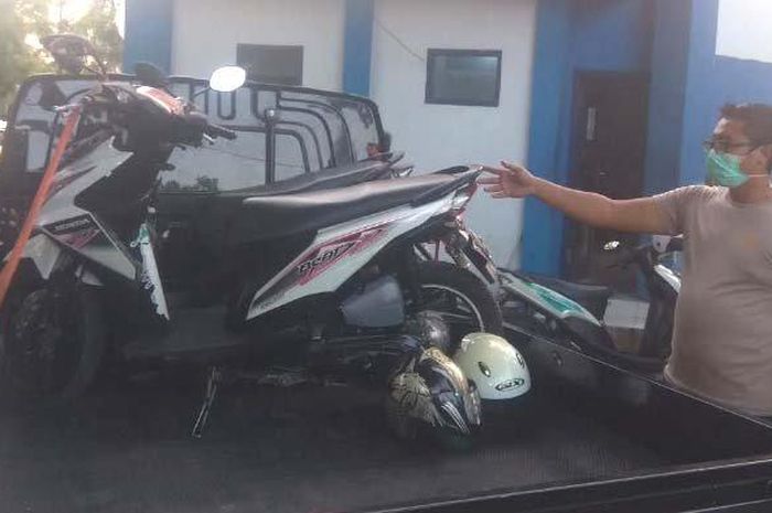 Daihatsu Gran Max dan dua Honda BeAT yang diamankan polisi usai terlibat kecelakaan di Bondowoso, Jawa Timur akibat pengemudi mabuk