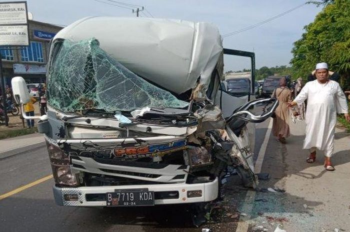 Isuzu NLR Giga hancur tak berbentuk, kabin terpotong sosor truk tronton parkir di Muaro Jambi